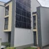 Sončna elektrarna s paneli, montiranimi na fasado stanovanjskega objekta