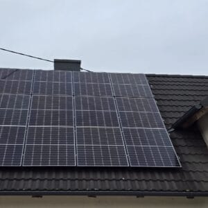 Sončna elektrarna na opečni strehi stanovanjske hiše