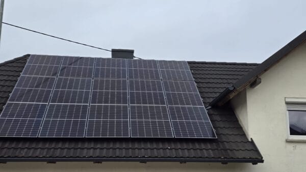 Sončna elektrarna na opečni strehi stanovanjske hiše