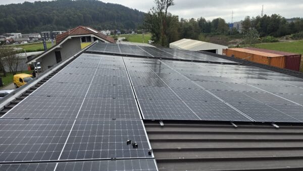 Sončna elektrarna na strehi industrijske hale