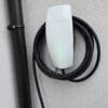 Polnilnica Tesla Wall Connector, montirana na fasado hiše