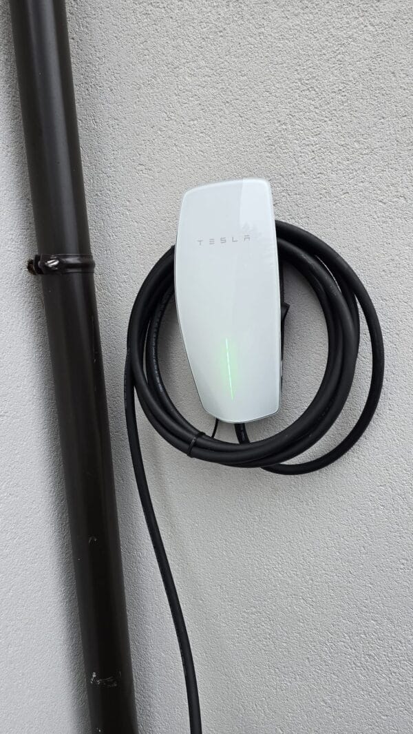 Polnilnica Tesla Wall Connector, montirana na fasado hiše