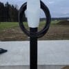 Polnilnica Tesla Wall Connector na samostojnem stebru ob hiši