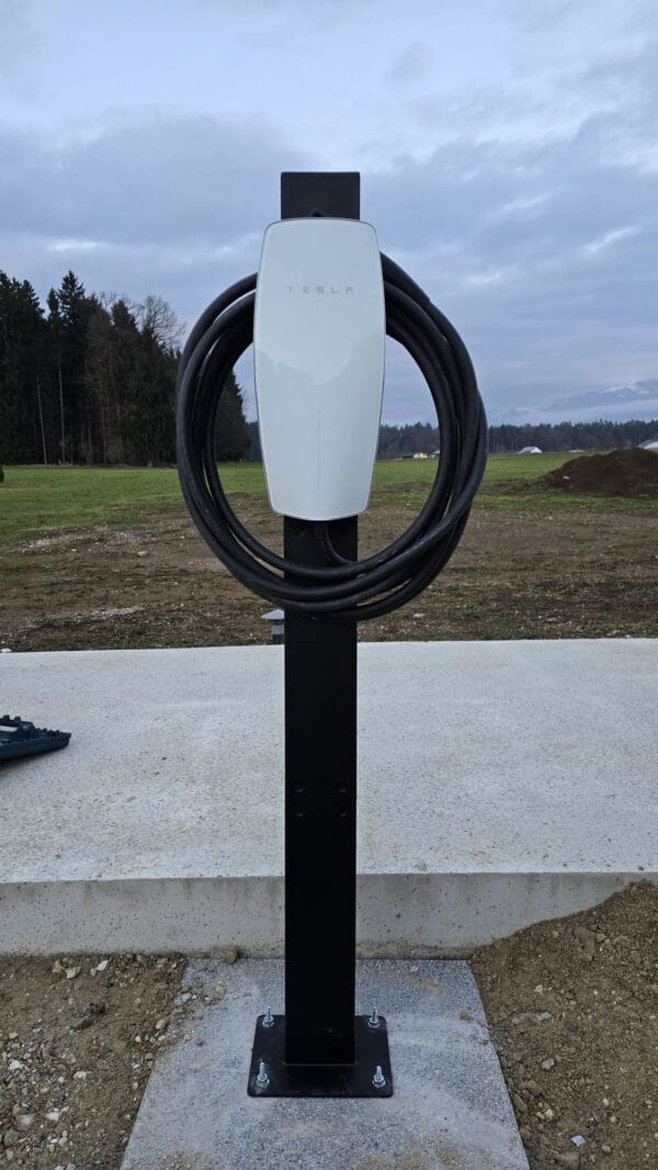 Polnilnica Tesla Wall Connector na samostojnem stebru ob hiši
