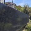 Solarna ograja iz črnih panelov ob brežini