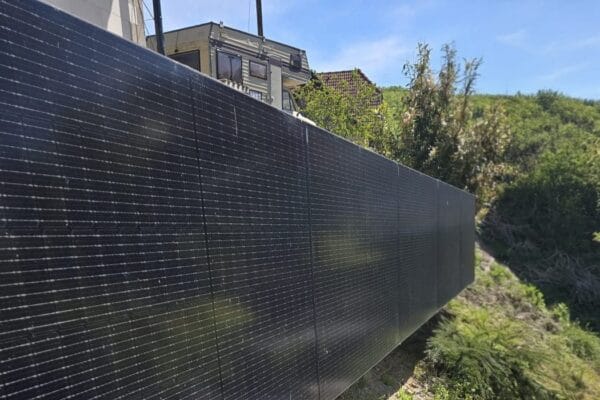 Solarna ograja iz črnih panelov ob brežini